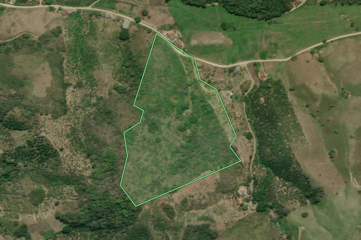 Imagem de satélite do imóvel rural em Tanguá (RJ), com o contorno declarado no CAR desenhado por cima.