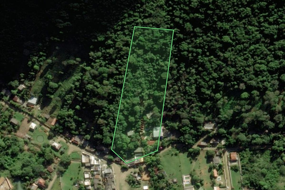 Imagem de satélite do imóvel rural em Tanguá (RJ), com o contorno declarado no CAR desenhado por cima.