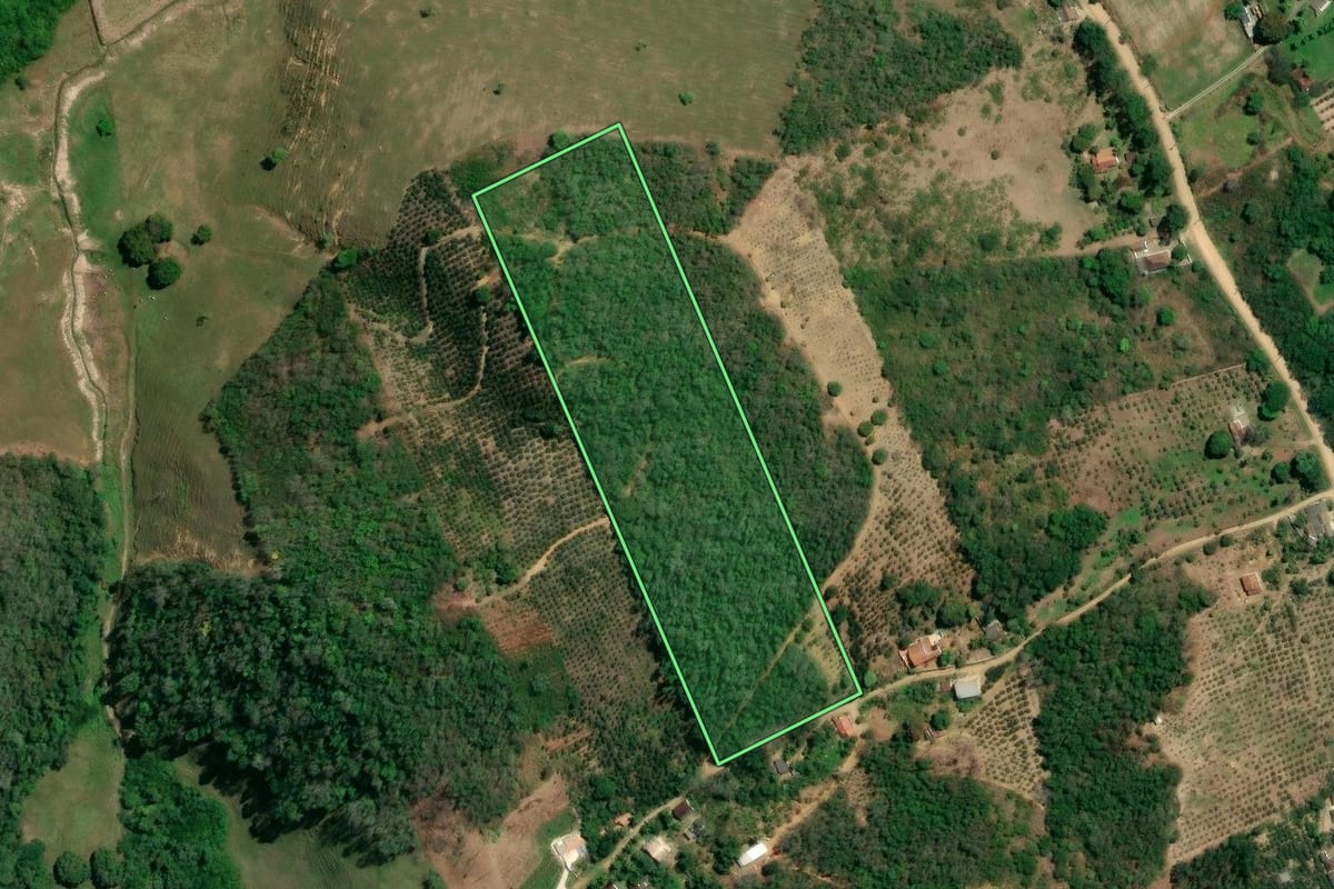 Imagem de satélite do imóvel rural em Tanguá (RJ), com o contorno declarado no CAR desenhado por cima.