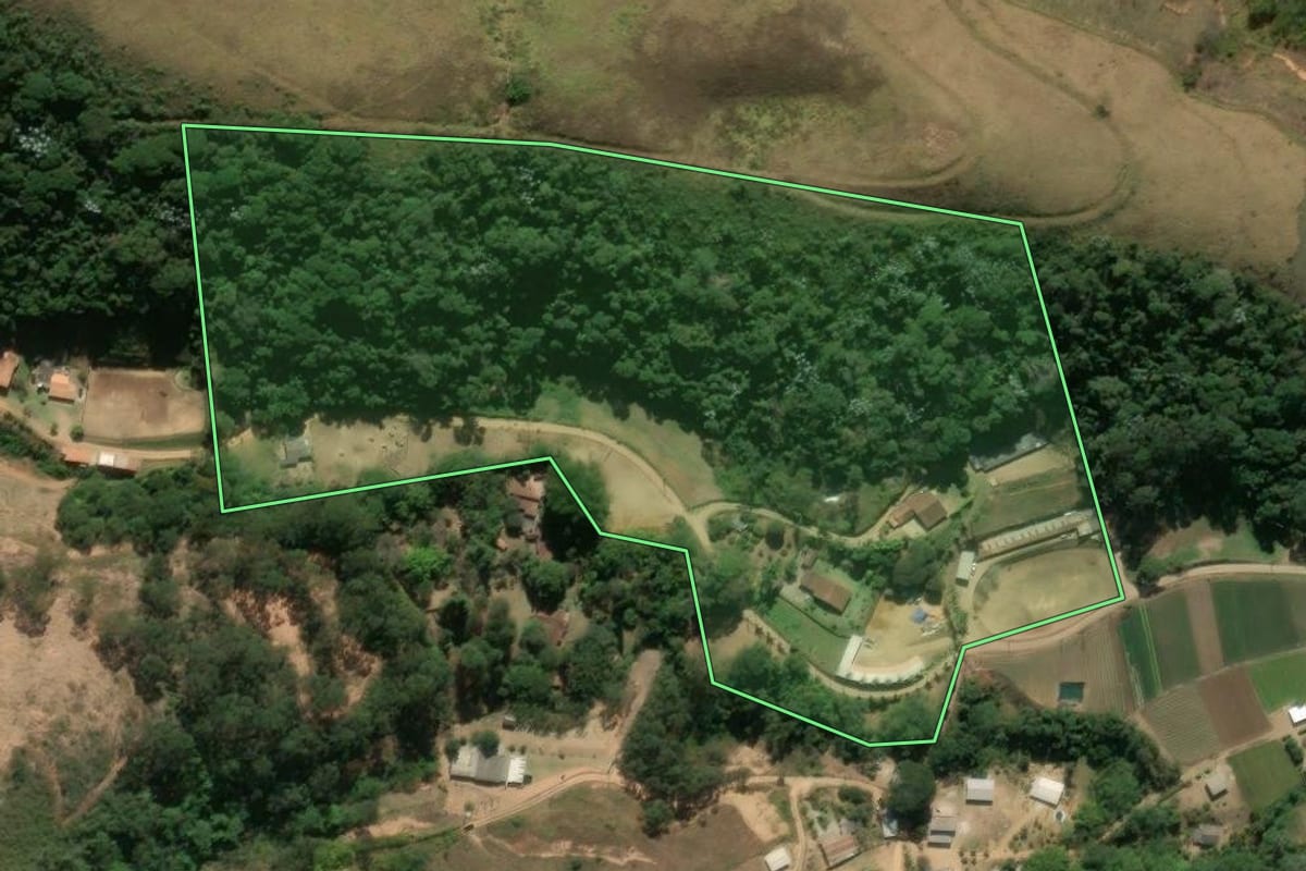 Imagem de satélite do imóvel rural em Teresópolis (RJ), com o contorno declarado no CAR desenhado por cima.