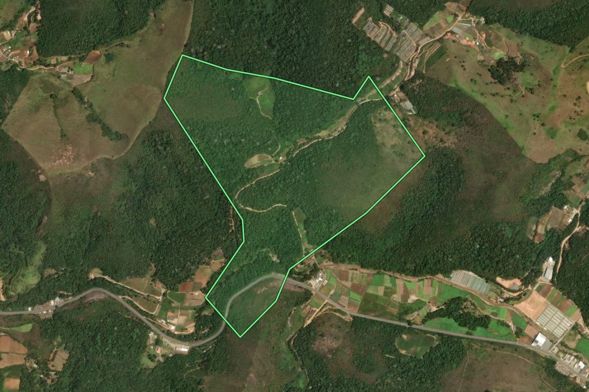 Imagem de satélite do imóvel rural em Teresópolis (RJ), com o contorno declarado no CAR desenhado por cima.