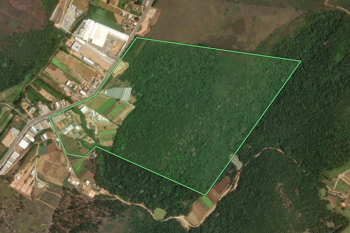 Imagem de satélite do imóvel rural em Teresópolis (RJ), com o contorno declarado no CAR desenhado por cima.