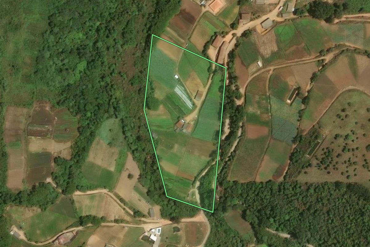 Imagem de satélite do imóvel rural em Teresópolis (RJ), com o contorno declarado no CAR desenhado por cima.