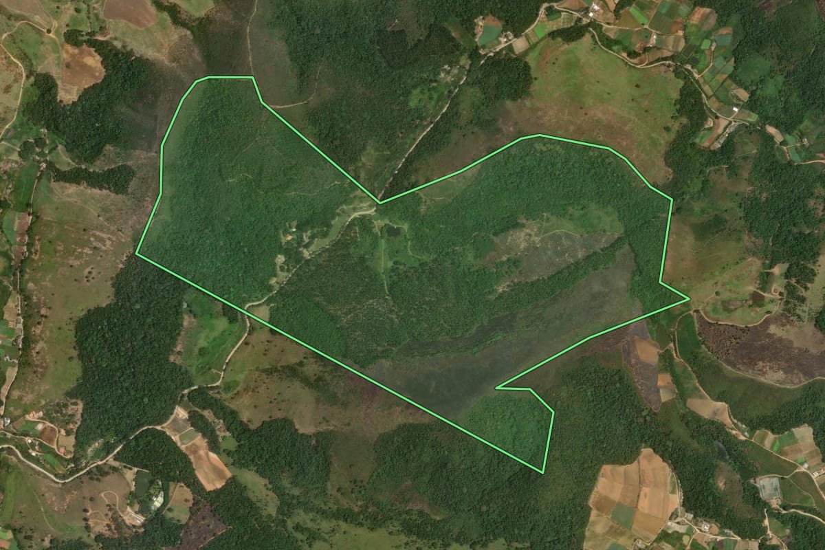 Imagem de satélite do imóvel rural em Teresópolis (RJ), com o contorno declarado no CAR desenhado por cima.