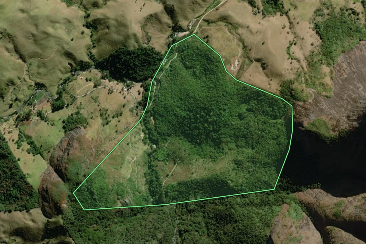 Imagem de satélite do imóvel rural em Teresópolis (RJ), com o contorno declarado no CAR desenhado por cima.