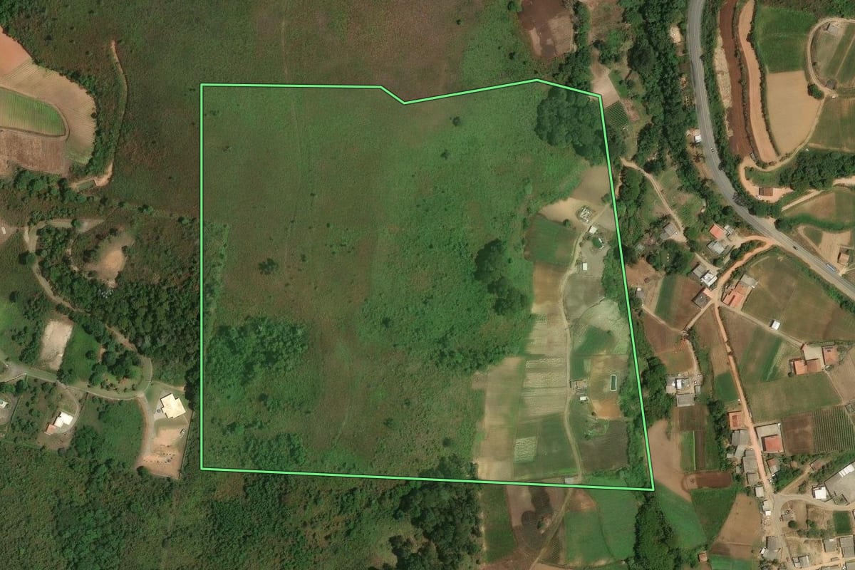 Imagem de satélite do imóvel rural em Teresópolis (RJ), com o contorno declarado no CAR desenhado por cima.