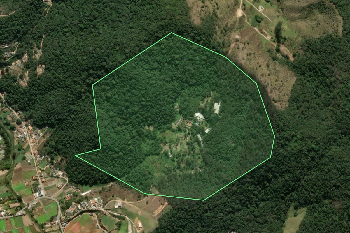 Imagem de satélite do imóvel rural em Teresópolis (RJ), com o contorno declarado no CAR desenhado por cima.