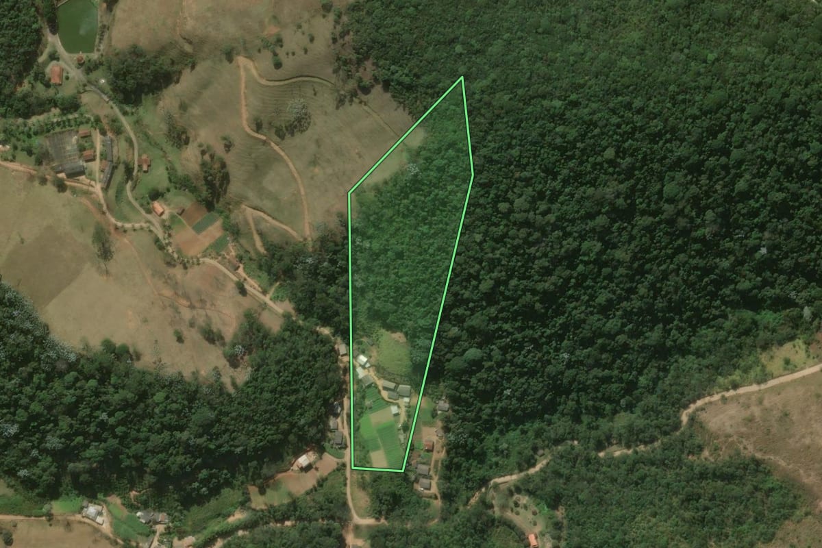Imagem de satélite do imóvel rural em Teresópolis (RJ), com o contorno declarado no CAR desenhado por cima.