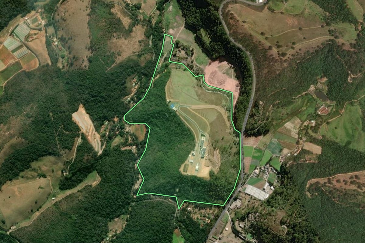Imagem de satélite do imóvel rural em Teresópolis (RJ), com o contorno declarado no CAR desenhado por cima.