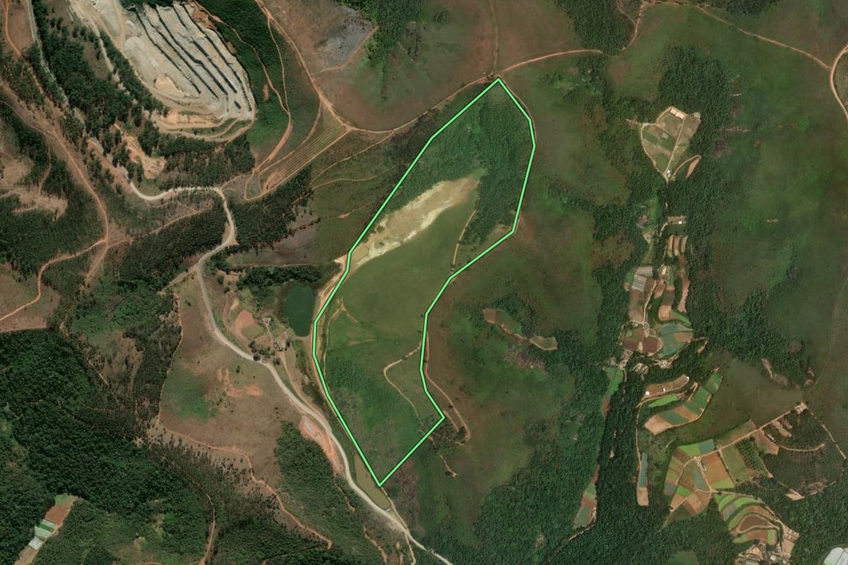 Imagem de satélite do imóvel rural em Teresópolis (RJ), com o contorno declarado no CAR desenhado por cima.