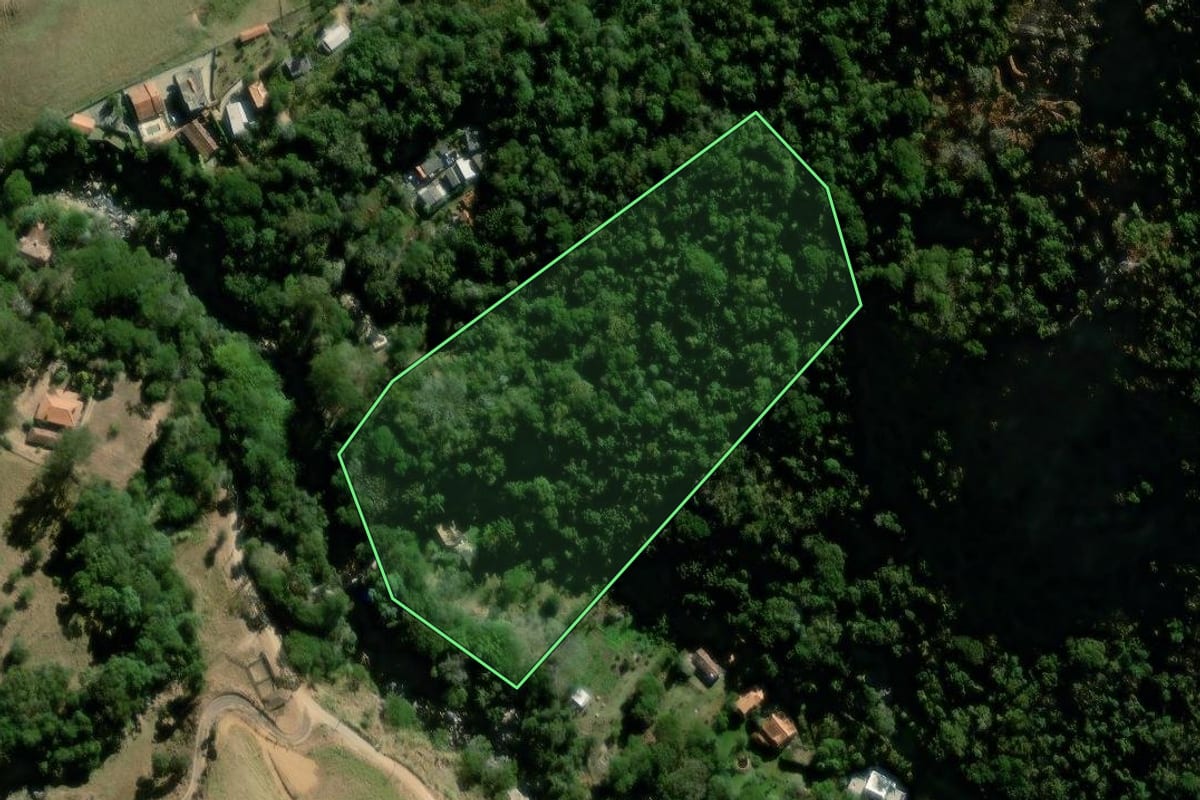 Imagem de satélite do imóvel rural em Teresópolis (RJ), com o contorno declarado no CAR desenhado por cima.