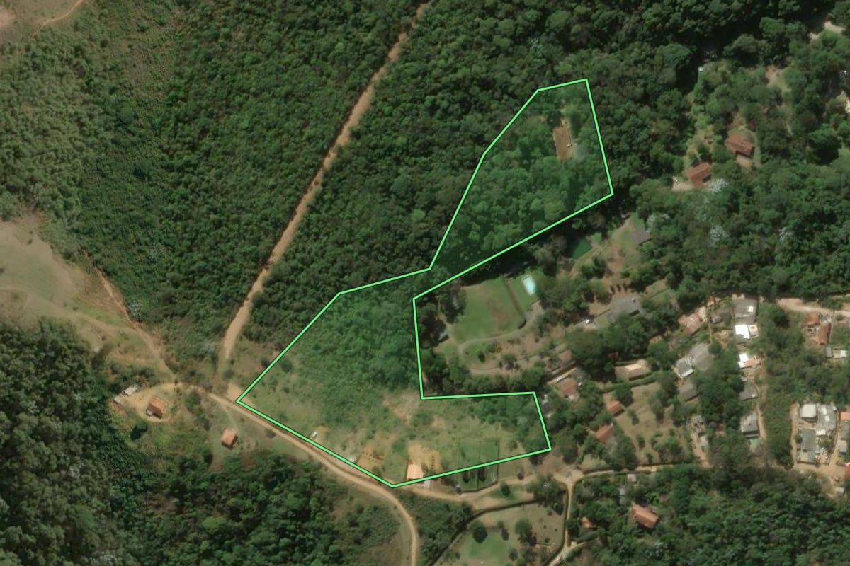Imagem de satélite do imóvel rural em Teresópolis (RJ), com o contorno declarado no CAR desenhado por cima.