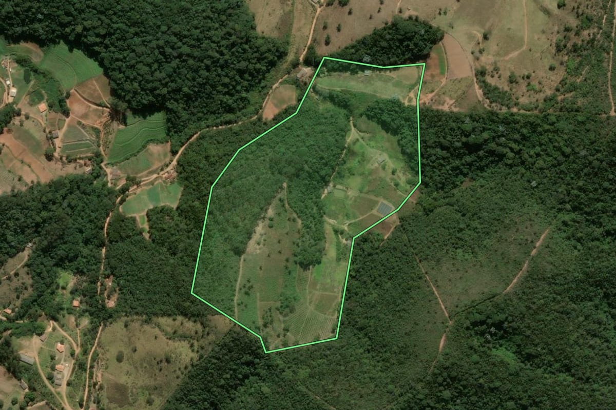 Imagem de satélite do imóvel rural em Teresópolis (RJ), com o contorno declarado no CAR desenhado por cima.