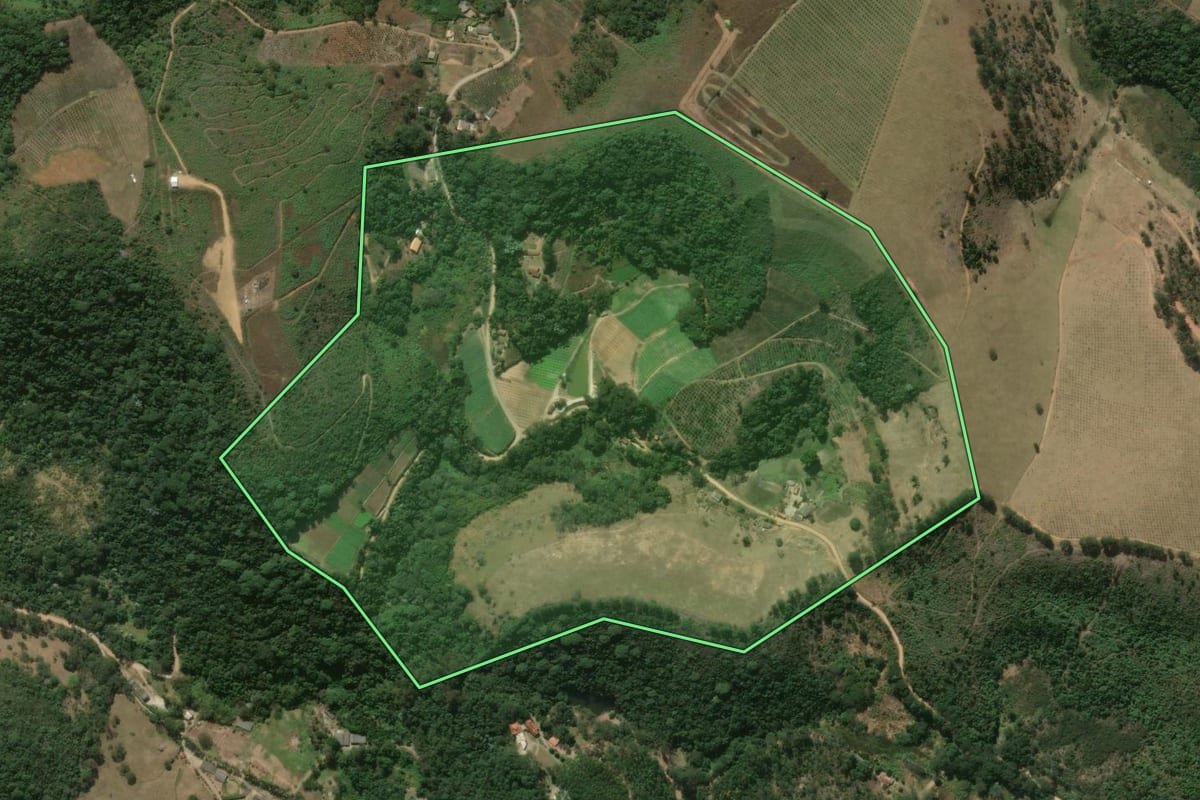 Imagem de satélite do imóvel rural em Teresópolis (RJ), com o contorno declarado no CAR desenhado por cima.
