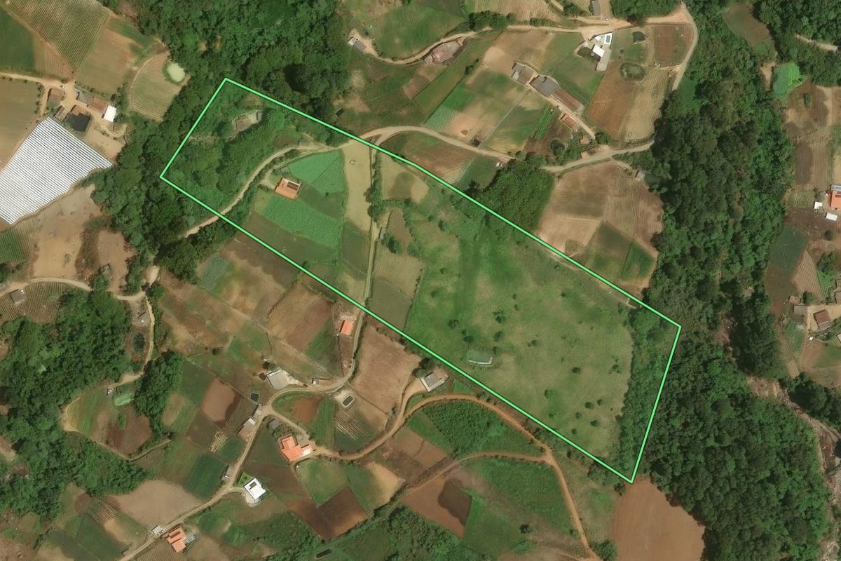Imagem de satélite do imóvel rural em Teresópolis (RJ), com o contorno declarado no CAR desenhado por cima.