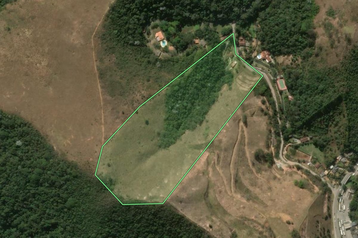 Imagem de satélite do imóvel rural em Teresópolis (RJ), com o contorno declarado no CAR desenhado por cima.
