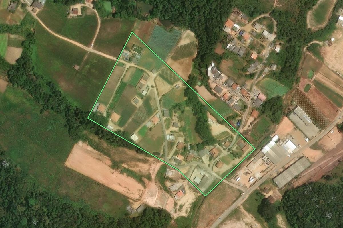 Imagem de satélite do imóvel rural em Teresópolis (RJ), com o contorno declarado no CAR desenhado por cima.