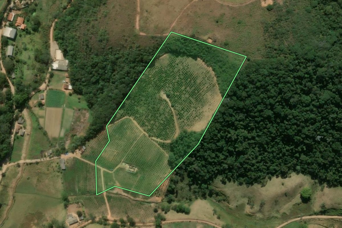 Imagem de satélite do imóvel rural em Teresópolis (RJ), com o contorno declarado no CAR desenhado por cima.