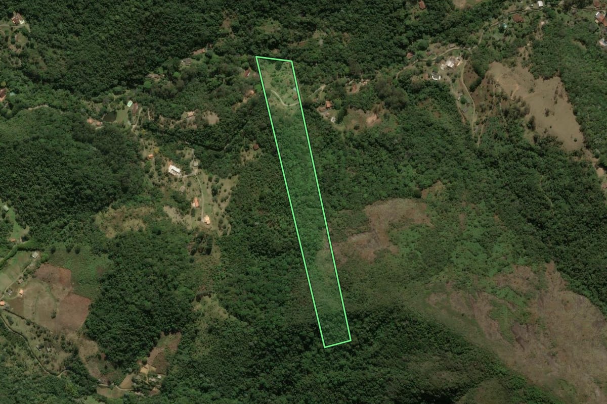 Imagem de satélite do imóvel rural em Teresópolis (RJ), com o contorno declarado no CAR desenhado por cima.