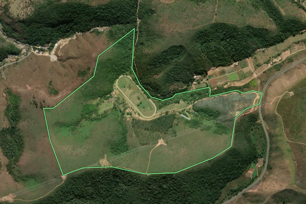 Imagem de satélite do imóvel rural em Teresópolis (RJ), com o contorno declarado no CAR desenhado por cima.