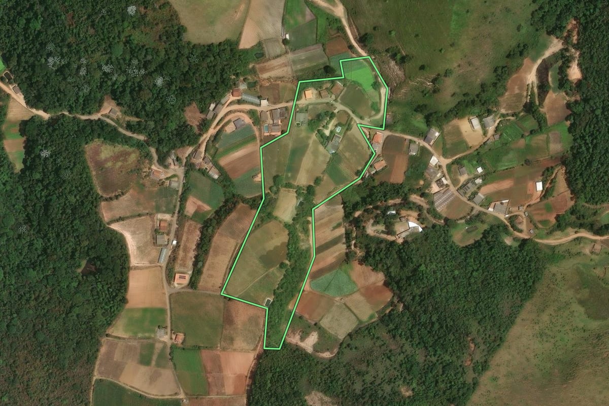 Imagem de satélite do imóvel rural em Teresópolis (RJ), com o contorno declarado no CAR desenhado por cima.