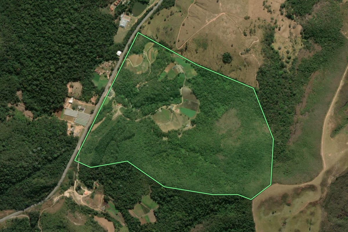 Imagem de satélite do imóvel rural em Teresópolis (RJ), com o contorno declarado no CAR desenhado por cima.