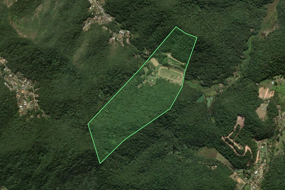 Imagem de satélite do imóvel rural em Teresópolis (RJ), com o contorno declarado no CAR desenhado por cima.