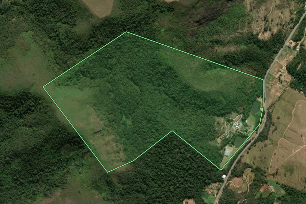 Imagem de satélite do imóvel rural em Teresópolis (RJ), com o contorno declarado no CAR desenhado por cima.