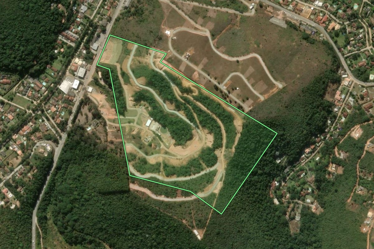 Imagem de satélite do imóvel rural em Teresópolis (RJ), com o contorno declarado no CAR desenhado por cima.