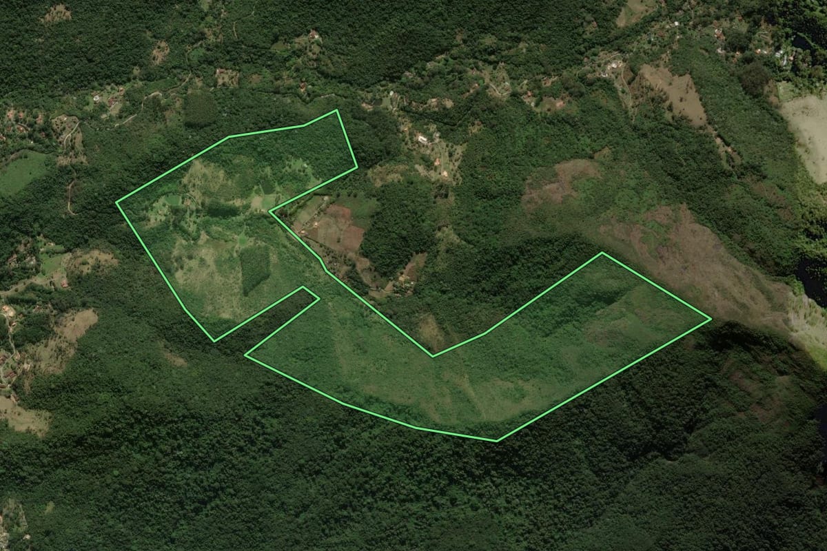 Imagem de satélite do imóvel rural em Teresópolis (RJ), com o contorno declarado no CAR desenhado por cima.