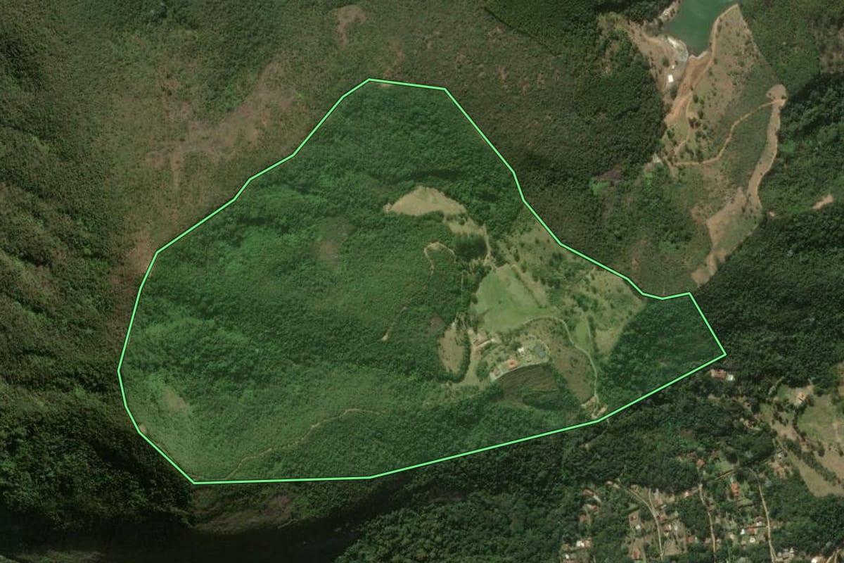 Imagem de satélite do imóvel rural em Teresópolis (RJ), com o contorno declarado no CAR desenhado por cima.