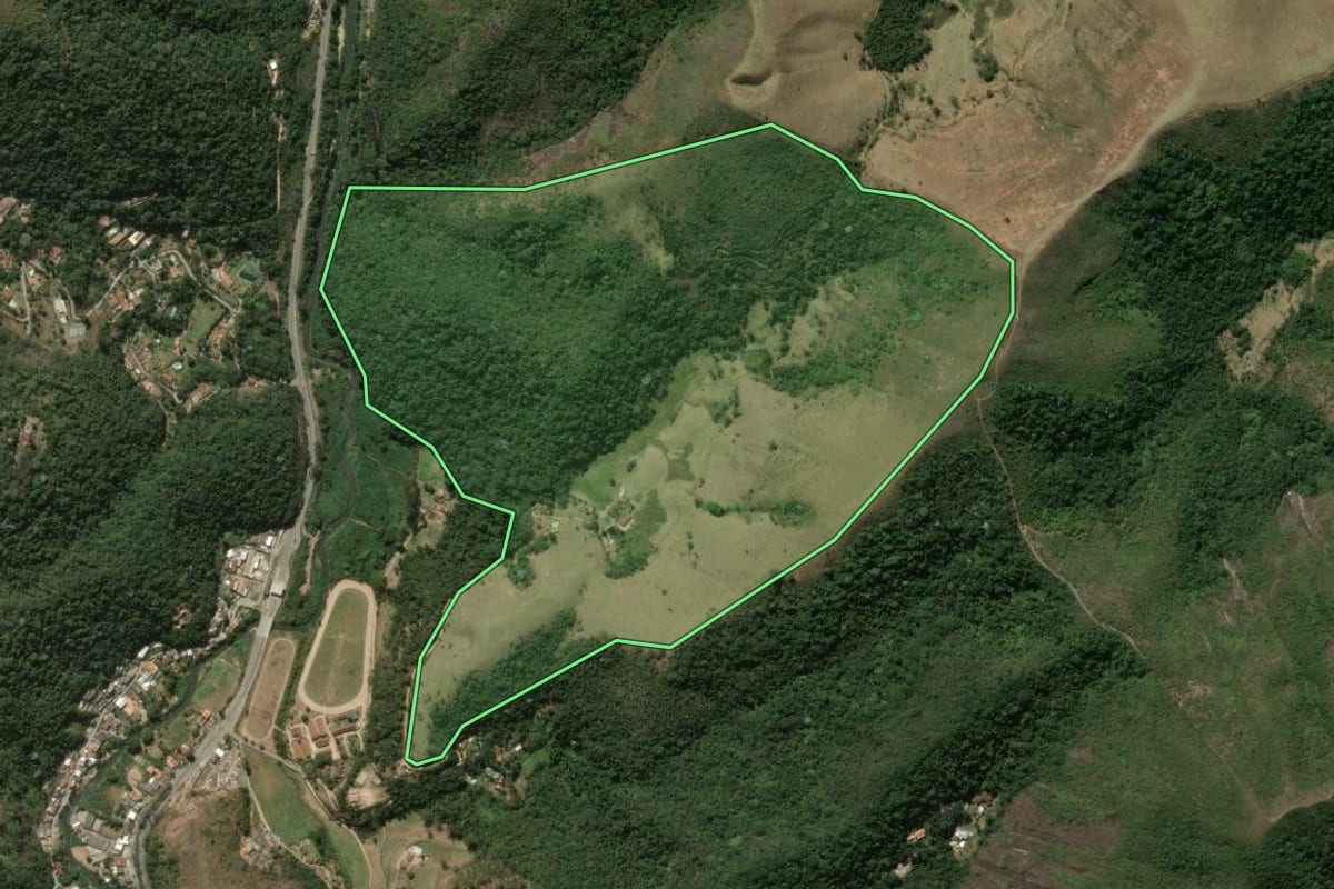 Imagem de satélite do imóvel rural em Teresópolis (RJ), com o contorno declarado no CAR desenhado por cima.