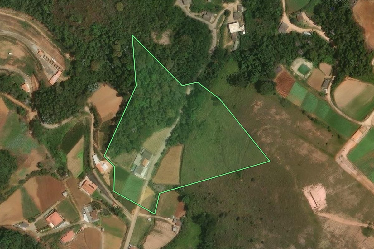 Imagem de satélite do imóvel rural em Teresópolis (RJ), com o contorno declarado no CAR desenhado por cima.