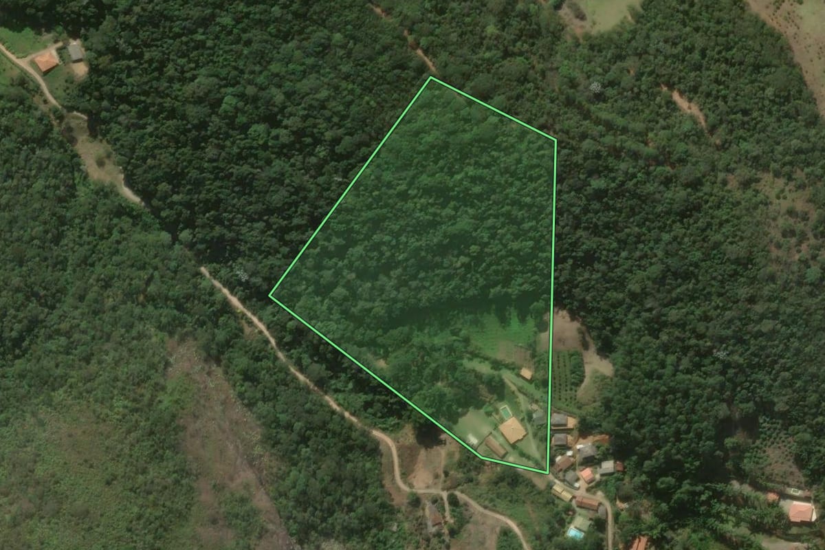 Imagem de satélite do imóvel rural em Teresópolis (RJ), com o contorno declarado no CAR desenhado por cima.
