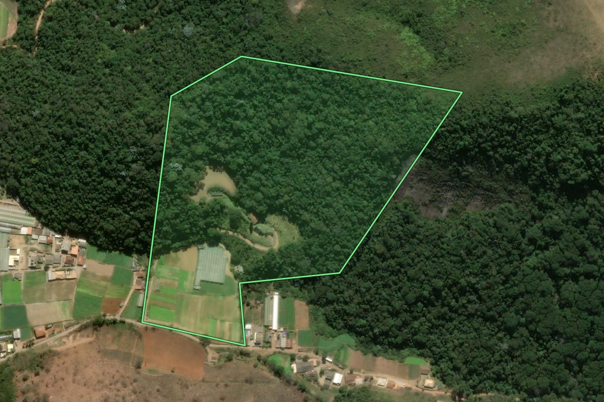 Imagem de satélite do imóvel rural em Teresópolis (RJ), com o contorno declarado no CAR desenhado por cima.