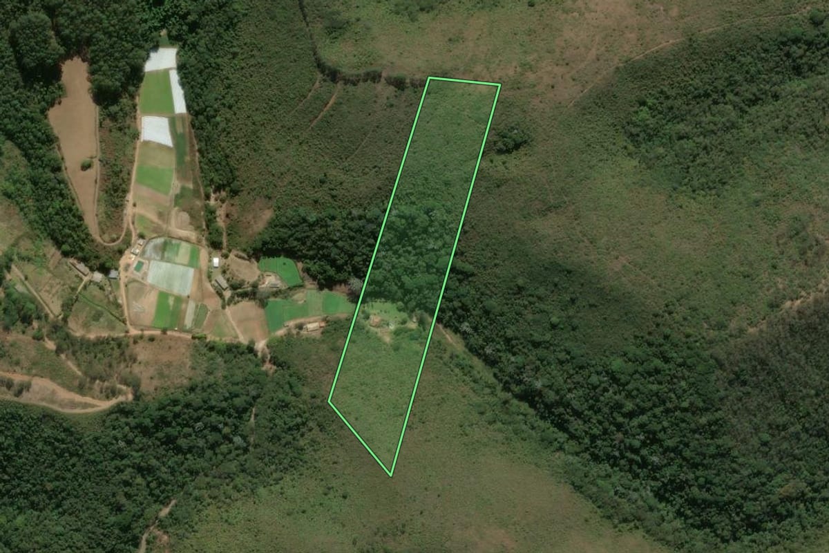 Imagem de satélite do imóvel rural em Teresópolis (RJ), com o contorno declarado no CAR desenhado por cima.