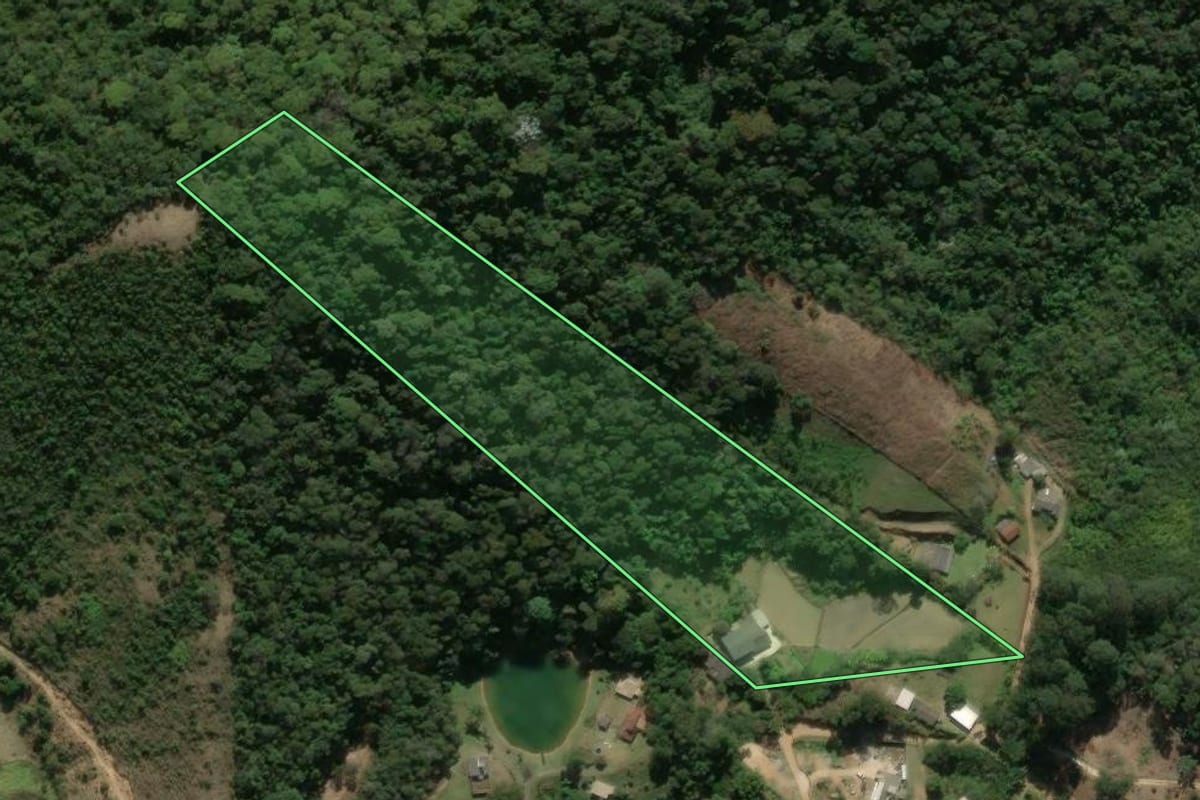Imagem de satélite do imóvel rural em Teresópolis (RJ), com o contorno declarado no CAR desenhado por cima.
