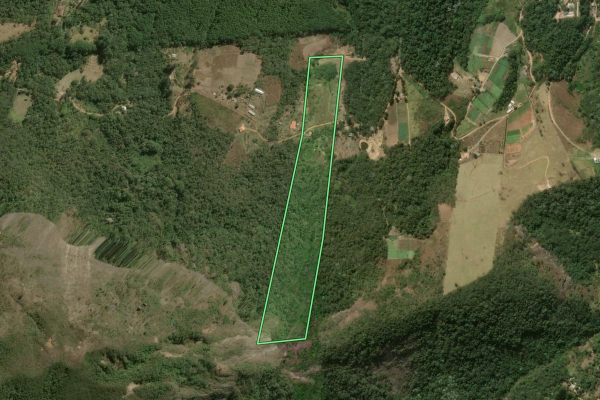 Imagem de satélite do imóvel rural em Teresópolis (RJ), com o contorno declarado no CAR desenhado por cima.
