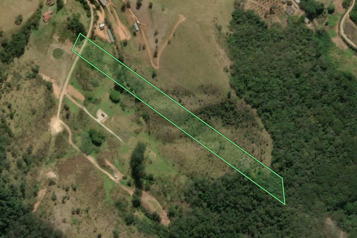 Imagem de satélite do imóvel rural em Teresópolis (RJ), com o contorno declarado no CAR desenhado por cima.