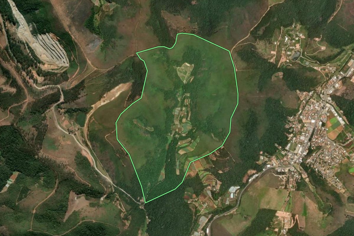 Imagem de satélite do imóvel rural em Teresópolis (RJ), com o contorno declarado no CAR desenhado por cima.