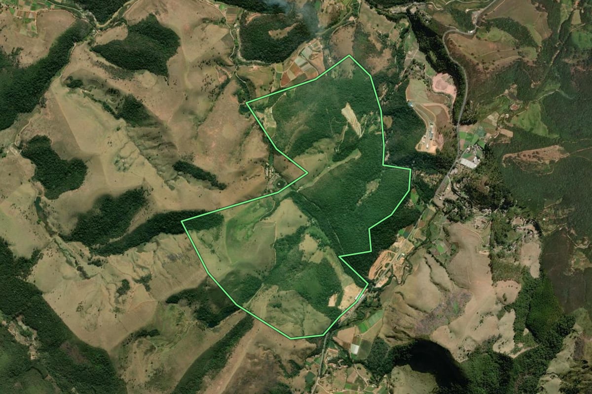 Imagem de satélite do imóvel rural em Teresópolis (RJ), com o contorno declarado no CAR desenhado por cima.