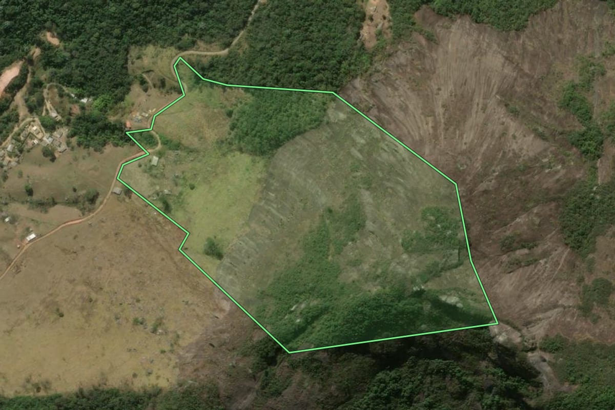 Imagem de satélite do imóvel rural em Teresópolis (RJ), com o contorno declarado no CAR desenhado por cima.