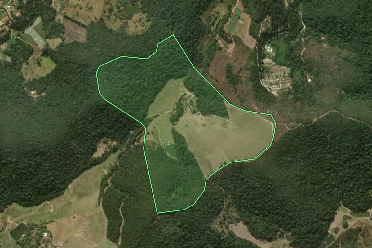 Imagem de satélite do imóvel rural em Teresópolis (RJ), com o contorno declarado no CAR desenhado por cima.