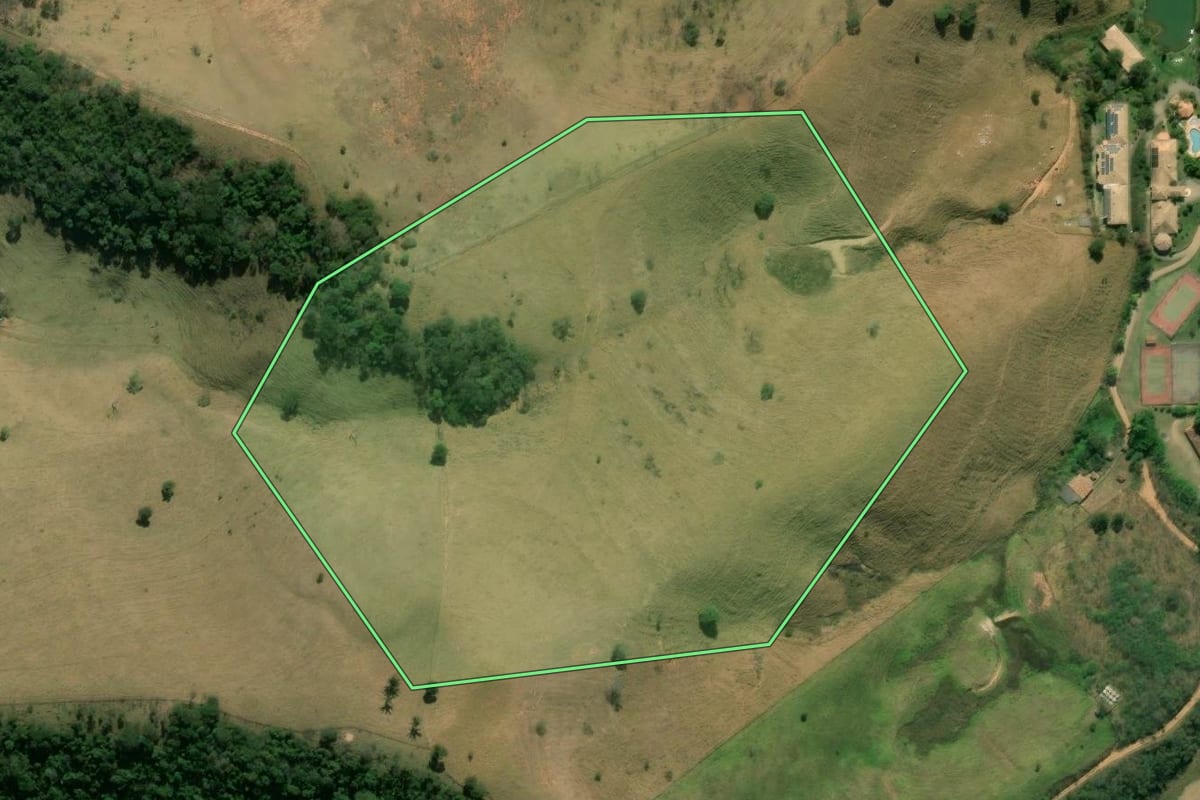 Imagem de satélite do imóvel rural em Teresópolis (RJ), com o contorno declarado no CAR desenhado por cima.
