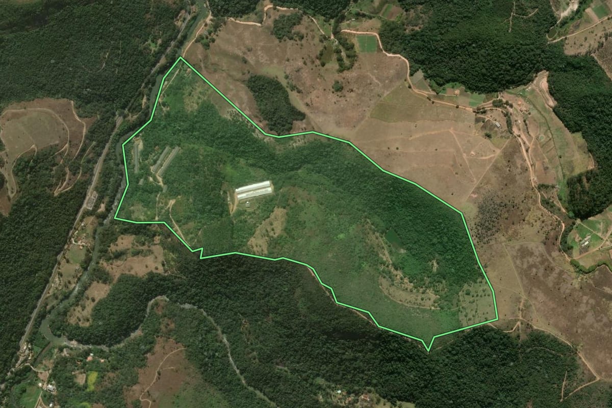Imagem de satélite do imóvel rural em Teresópolis (RJ), com o contorno declarado no CAR desenhado por cima.