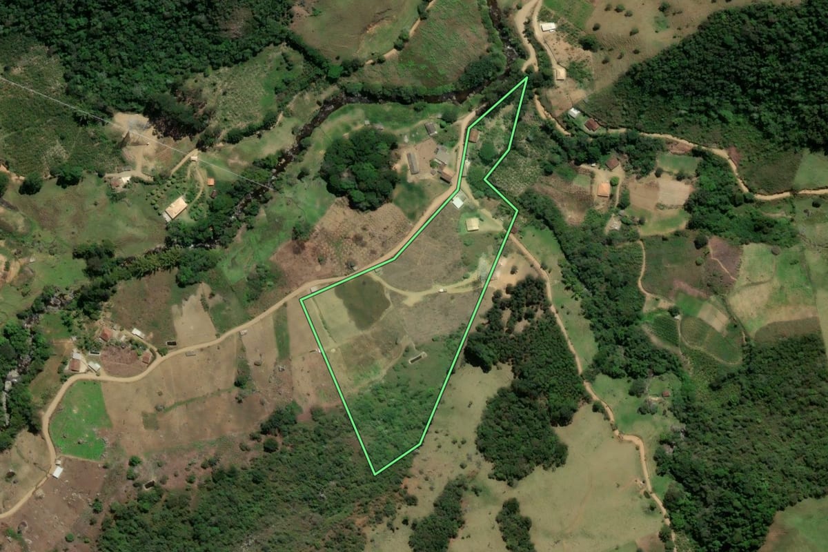 Imagem de satélite do imóvel rural em Trajano de Moraes (RJ), com o contorno declarado no CAR desenhado por cima.