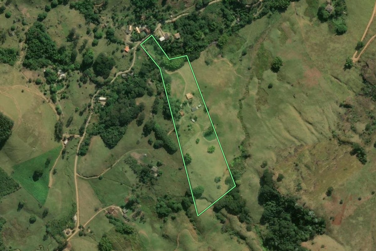 Imagem de satélite do imóvel rural em Trajano de Moraes (RJ), com o contorno declarado no CAR desenhado por cima.