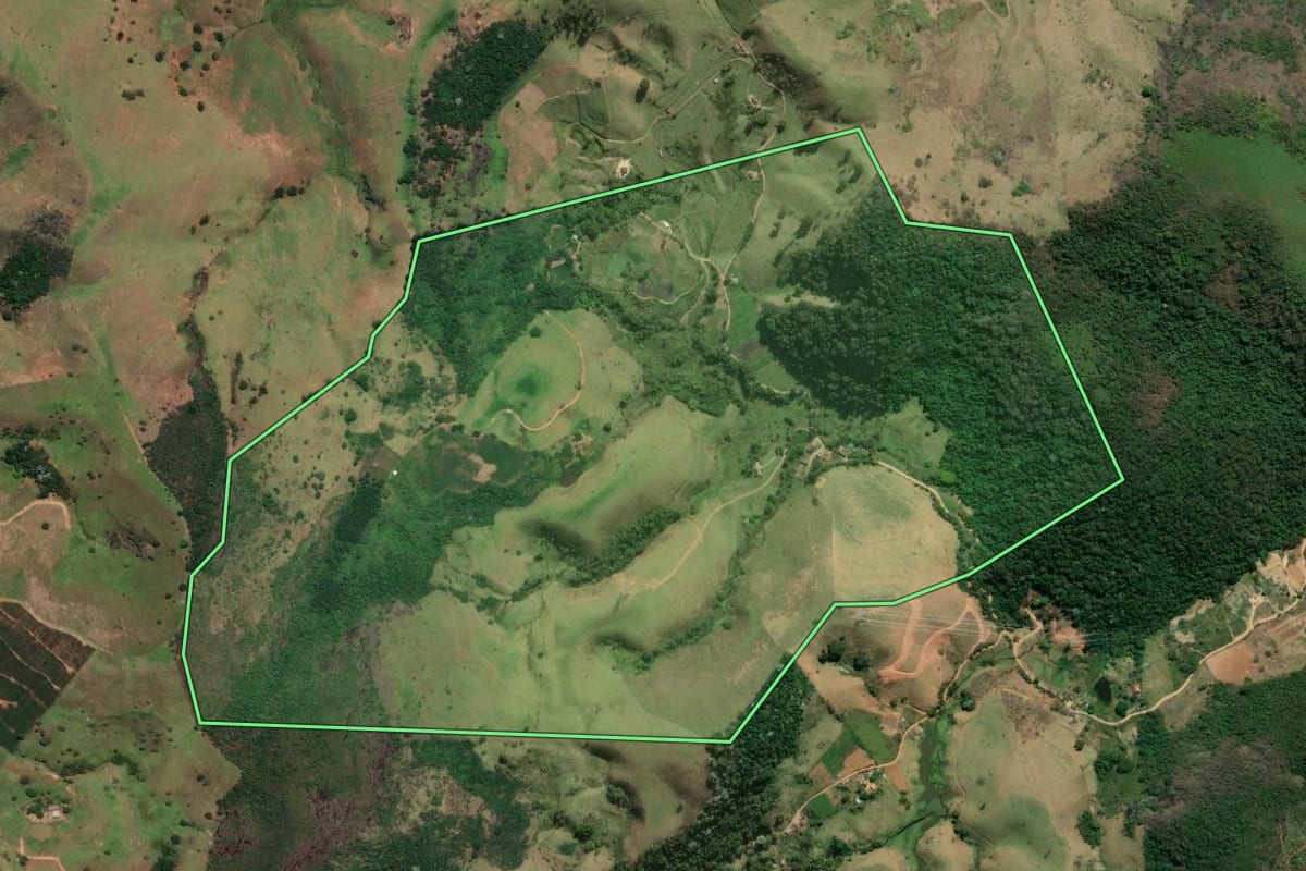 Imagem de satélite do imóvel rural em Trajano de Moraes (RJ), com o contorno declarado no CAR desenhado por cima.