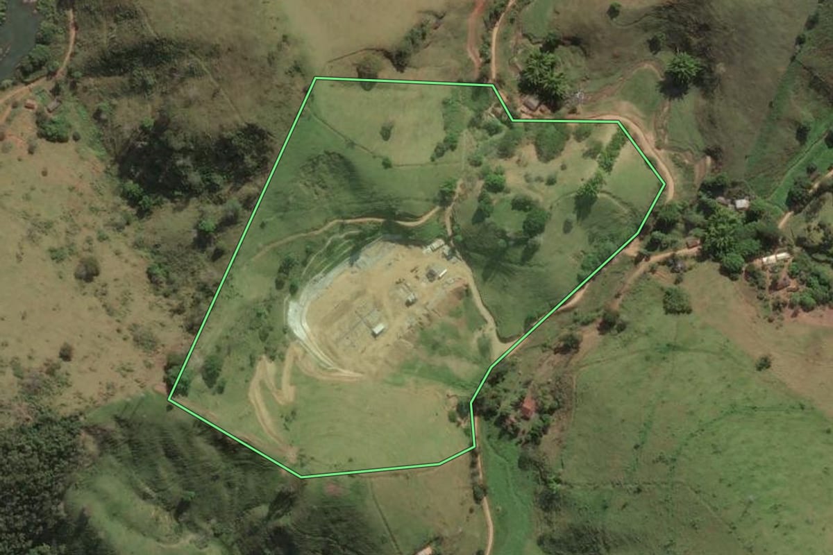 Imagem de satélite do imóvel rural em Trajano de Moraes (RJ), com o contorno declarado no CAR desenhado por cima.