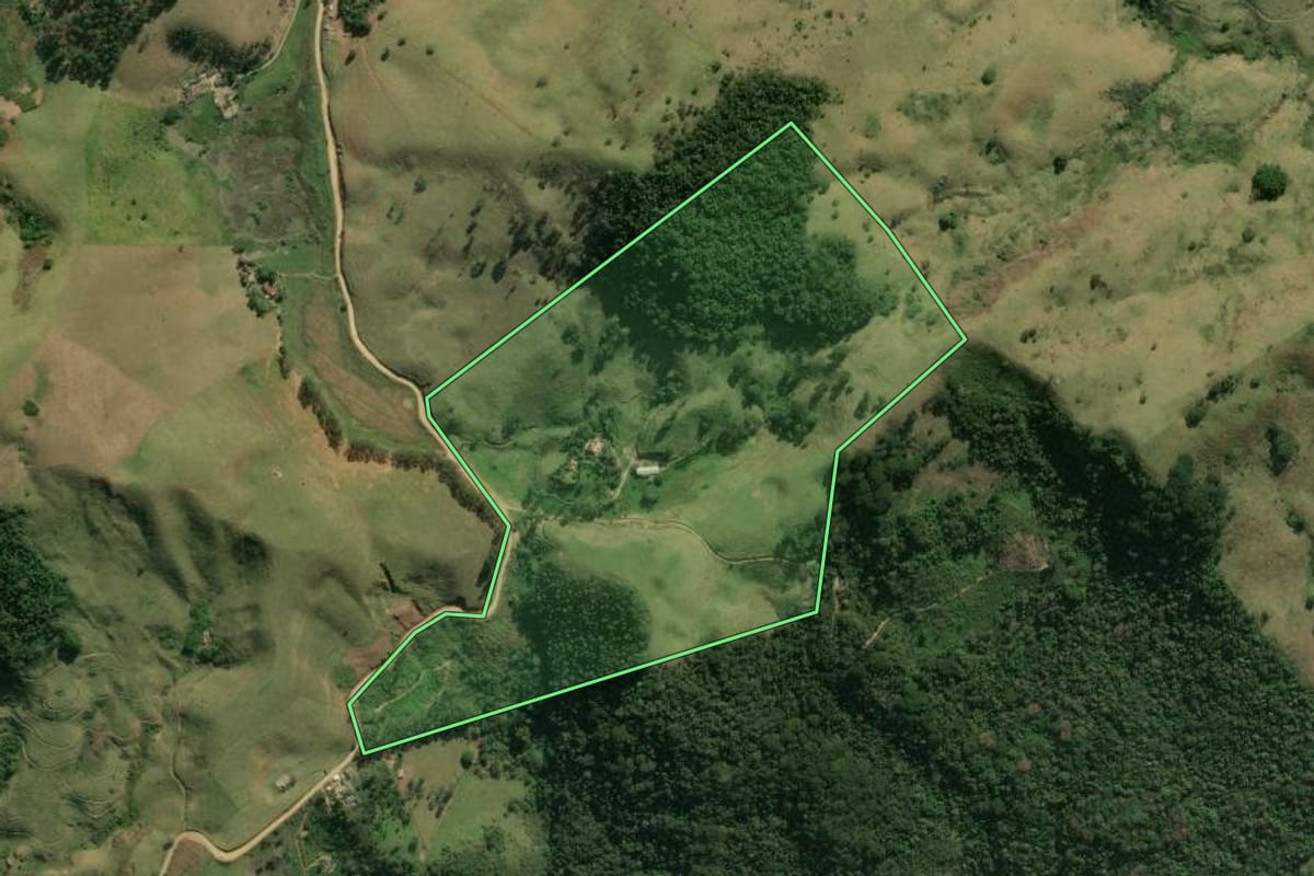 Imagem de satélite do imóvel rural em Trajano de Moraes (RJ), com o contorno declarado no CAR desenhado por cima.